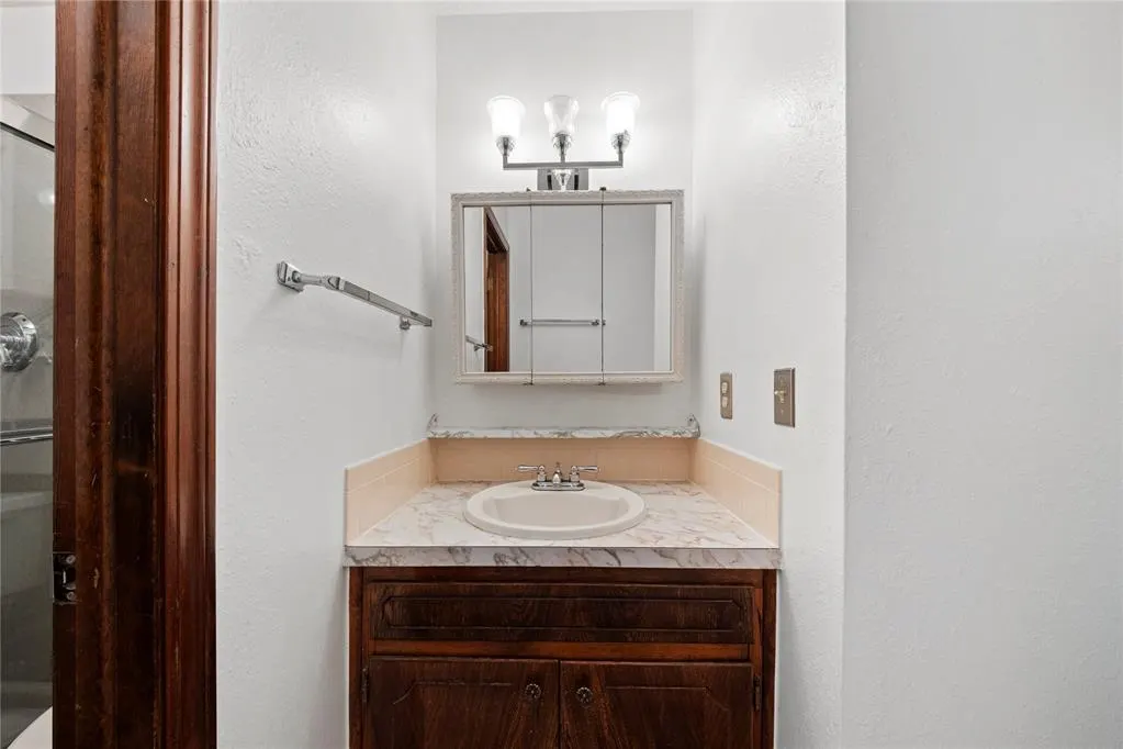 Photo 32 — 523 W Country Club Road, Chickasha, OK 73018