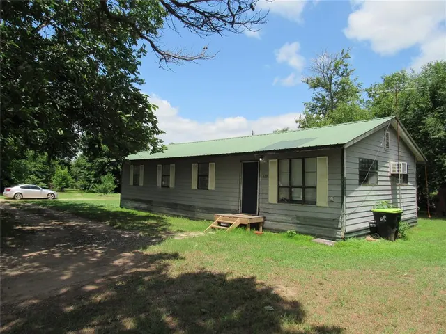 Photo 2 — 625 E Main, Byars, OK 74831