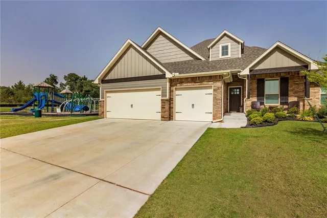 Photo 2 — 2816 Oak Hill Avenue, Edmond, OK 73034