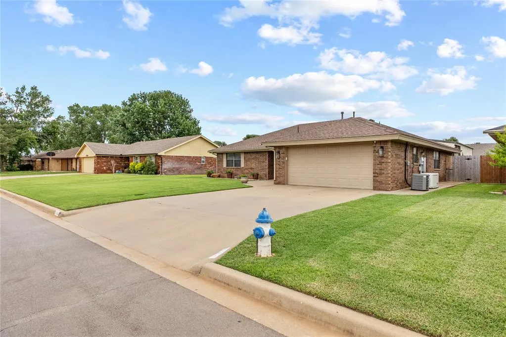 Photo 2 — 2100 Morgandee Lane, Weatherford, OK 73096
