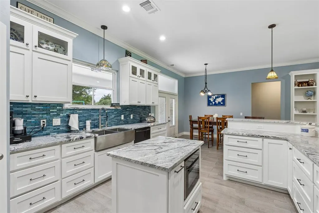 Photo 10 — 940 NW 35th Street, Moore, OK 73160
