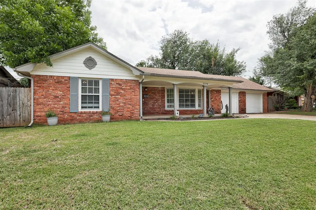 Photo 4 — 2304 Barclay Road, The Village, OK 73120