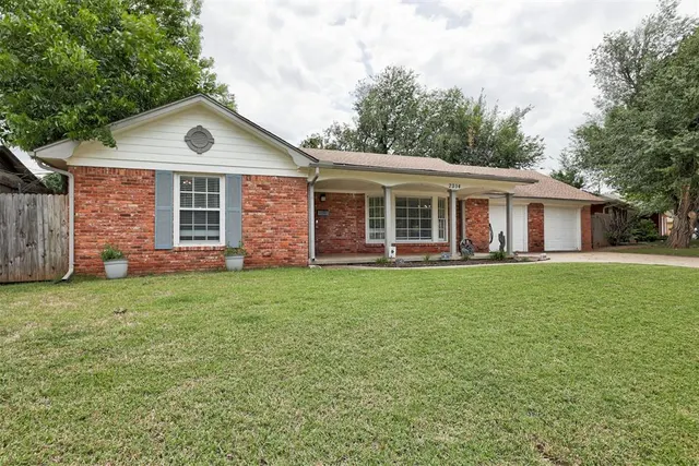 Photo 4 — 2304 Barclay Road, The Village, OK 73120