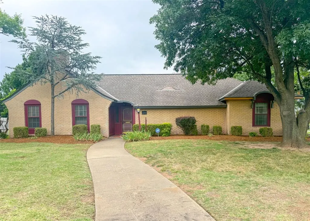 Photo 2 — 1816 Huntington Avenue, Nichols Hills, OK 73116