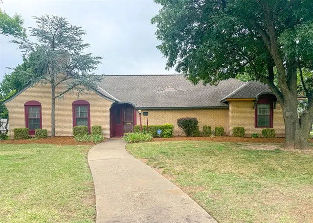 Photo 2 — 1816 Huntington Avenue, Nichols Hills, OK 73116