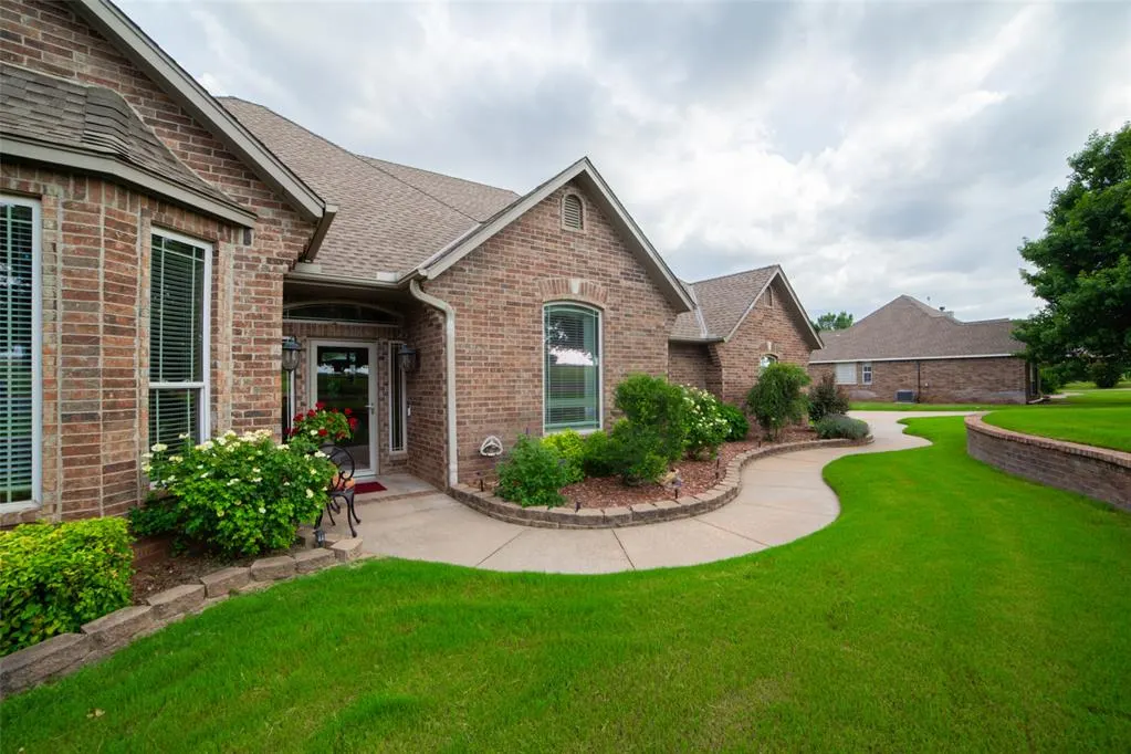 Front exterior — 5731 Cimarron Manor, Guthrie, OK 73044