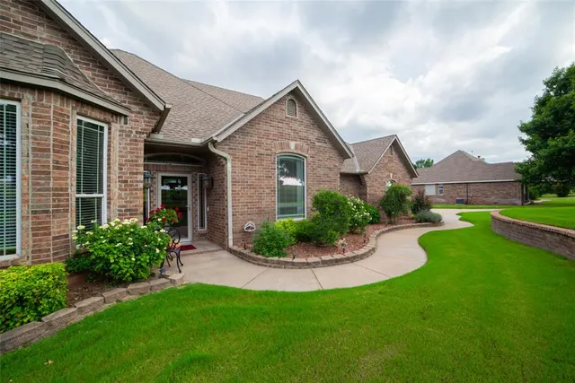 Front exterior — 5731 Cimarron Manor, Guthrie, OK 73044