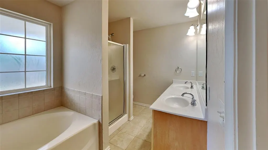 Photo 11 — 21886 Pioneer Circle, Edmond, OK 73012