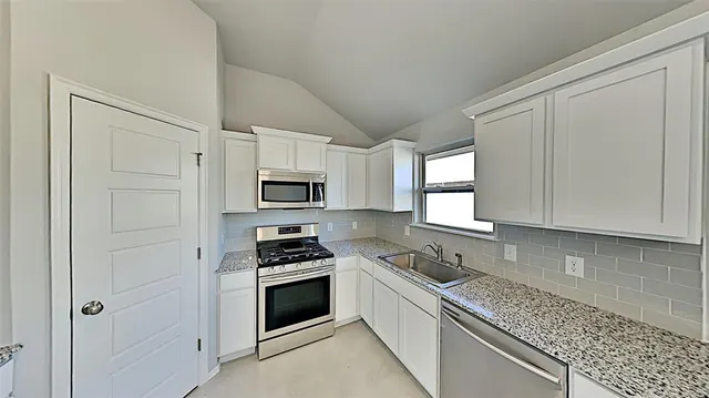 Photo 6 — 19617 Brookeville Drive, Edmond, OK 73012