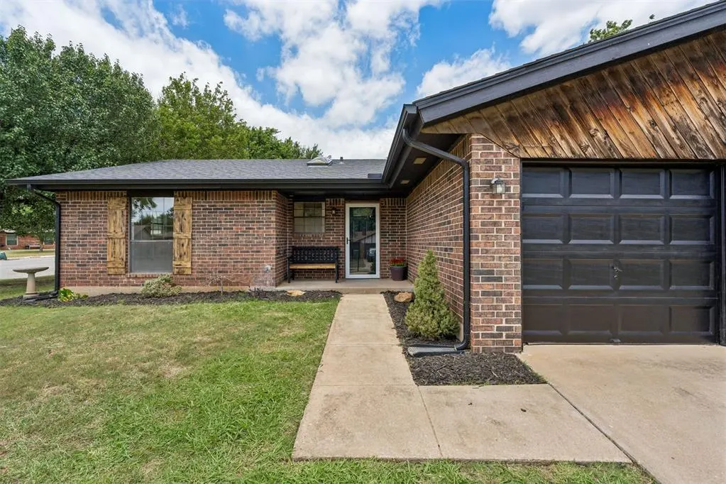 Photo 2 — 803 Hawthorne Lane, Edmond, OK 73003