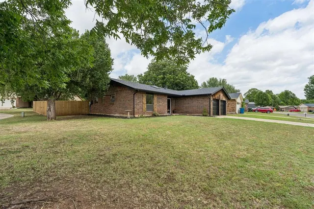 Photo 3 — 803 Hawthorne Lane, Edmond, OK 73003