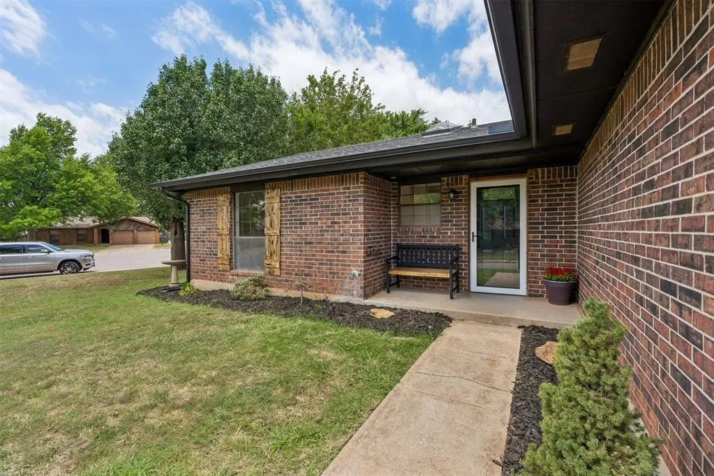 Photo 4 — 803 Hawthorne Lane, Edmond, OK 73003