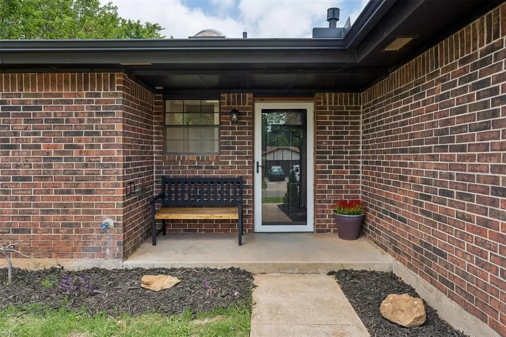 Photo 5 — 803 Hawthorne Lane, Edmond, OK 73003