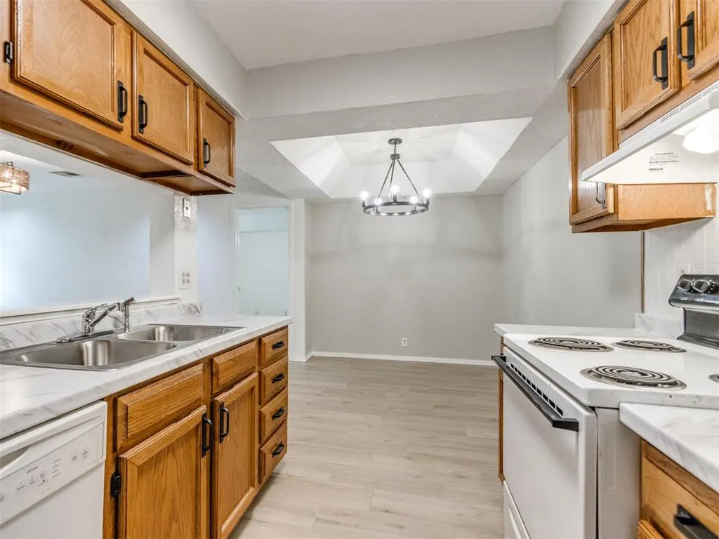 Photo 9 — 11429 Springhollow Road 1406, Oklahoma City, OK 73120