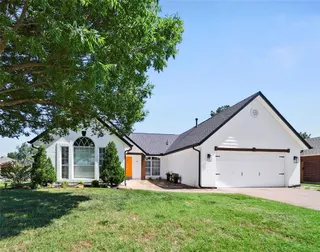 Sold home at 2401 Knollwood Street