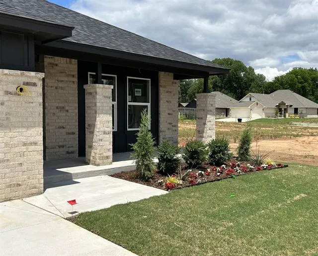Photo 2 — 1203 Honeysuckle Hollow Drive, Noble, OK 73068