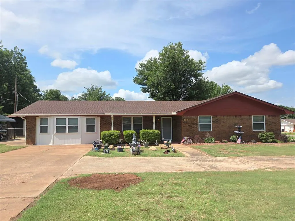 Front exterior — 702 W Country Club Road, Chickasha, OK 73018