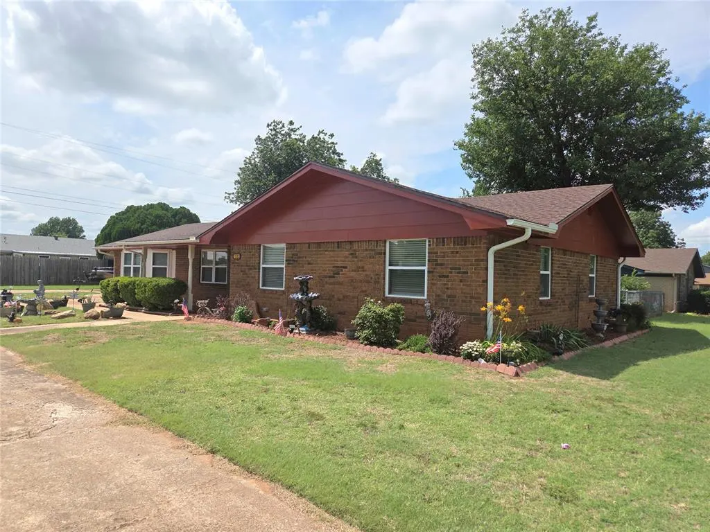 Photo 2 — 702 W Country Club Road, Chickasha, OK 73018