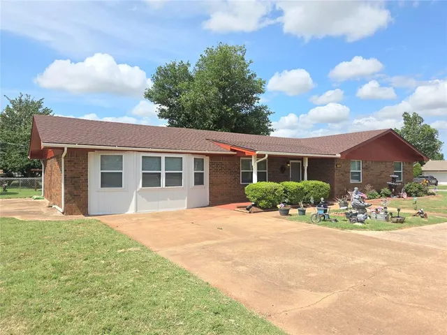 Photo 3 — 702 W Country Club Road, Chickasha, OK 73018