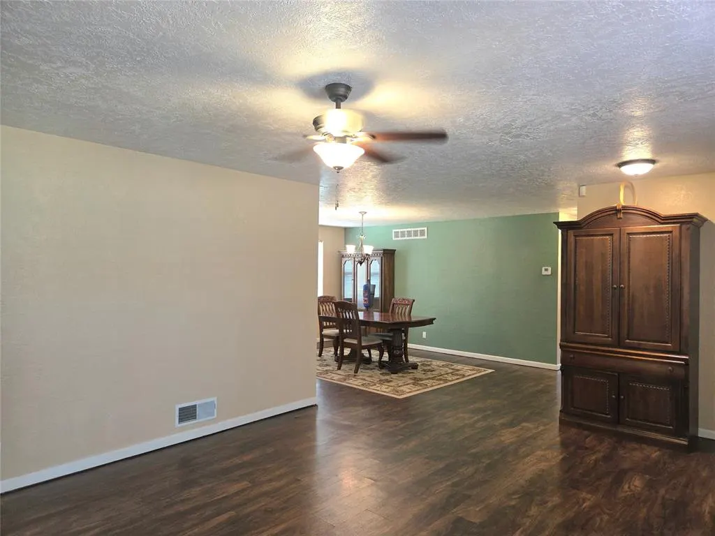 Photo 5 — 702 W Country Club Road, Chickasha, OK 73018