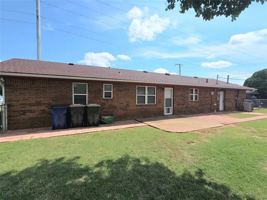 Photo 36 — 702 W Country Club Road, Chickasha, OK 73018