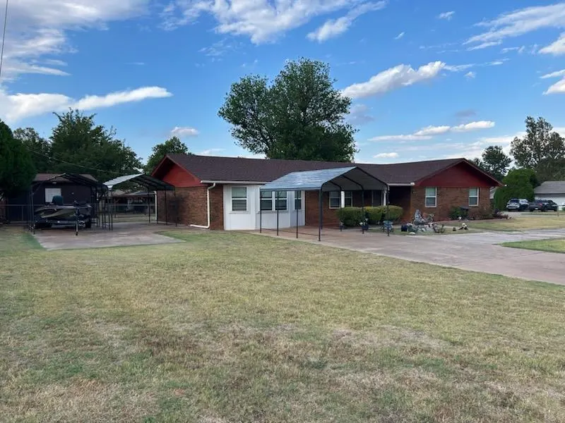 Photo 2 — 702 W Country Club Road, Chickasha, OK 73018