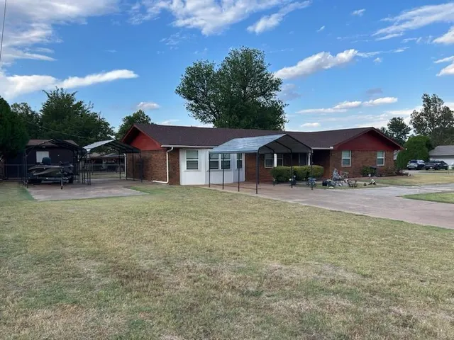 Photo 2 — 702 W Country Club Road, Chickasha, OK 73018
