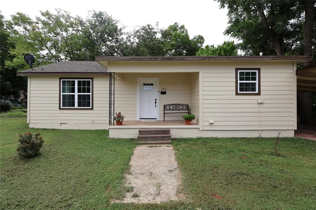 Front exterior — 303 E Garvin Avenue, Pauls Valley, OK 73075