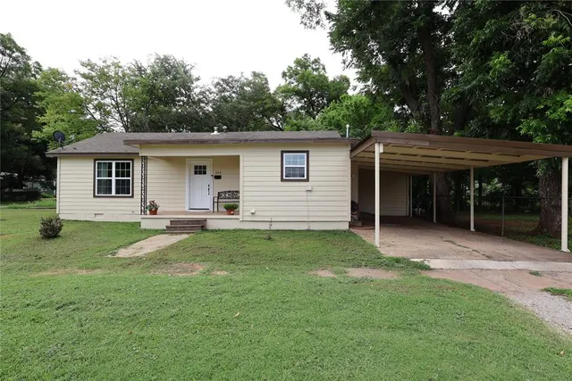 Photo 2 — 303 E Garvin Avenue, Pauls Valley, OK 73075