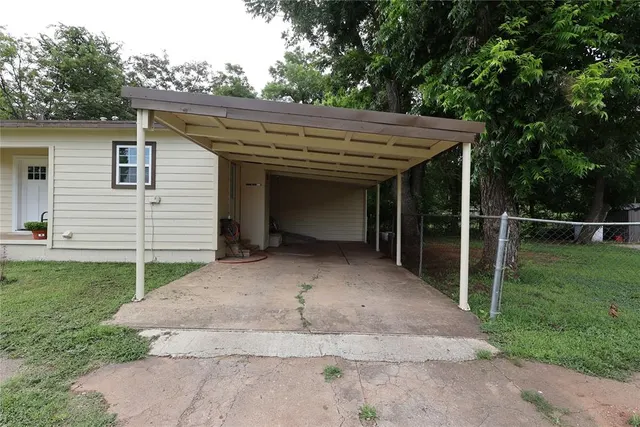 Photo 6 — 303 E Garvin Avenue, Pauls Valley, OK 73075