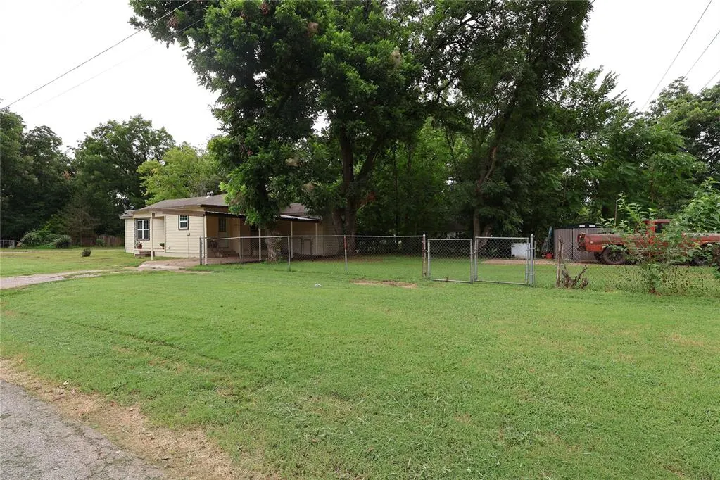 Photo 24 — 303 E Garvin Avenue, Pauls Valley, OK 73075