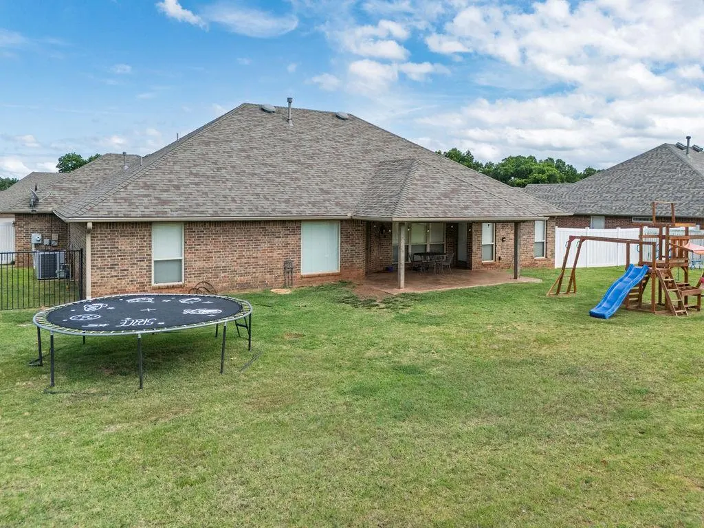 Photo 5 — 1712 Pecan Crossing Drive, Shawnee, OK 74804