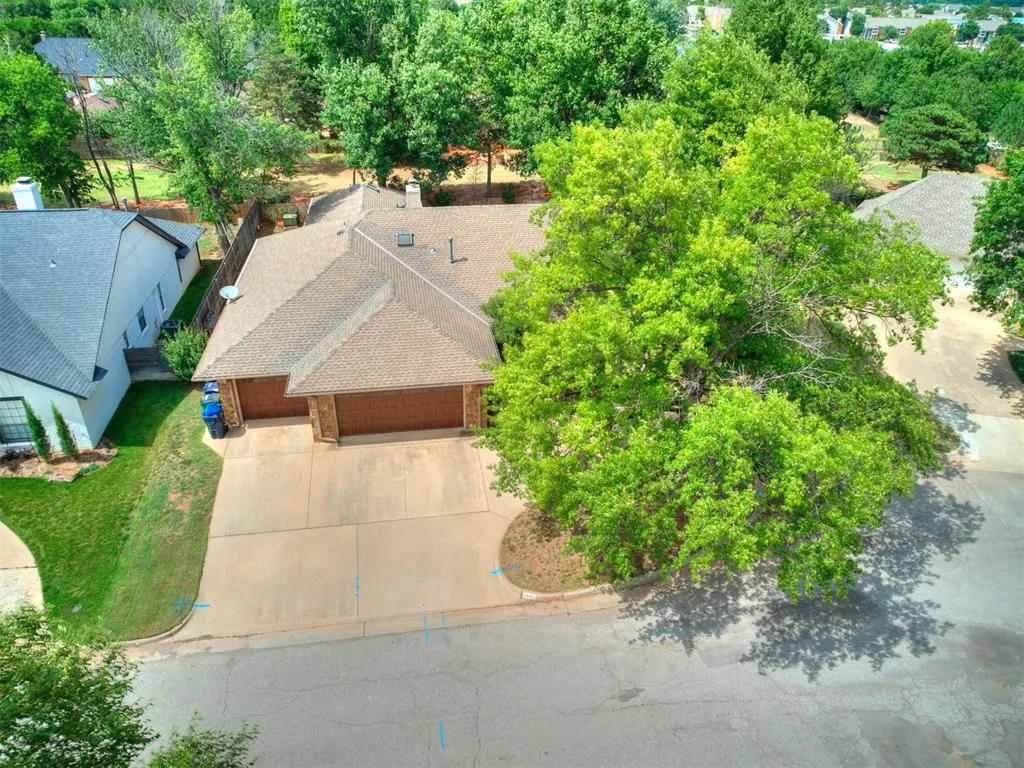 Photo 2 — 6105 Sudbury Drive, Oklahoma City, OK 73162