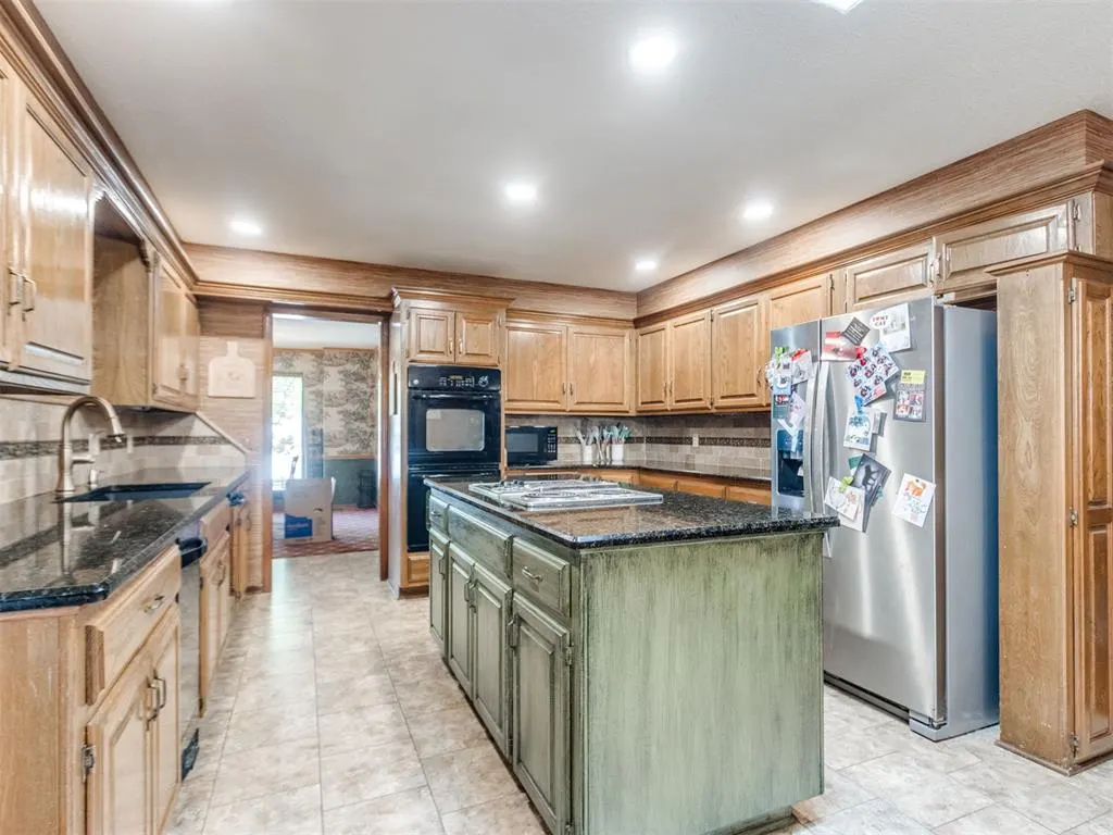 Photo 10 — 6105 Sudbury Drive, Oklahoma City, OK 73162