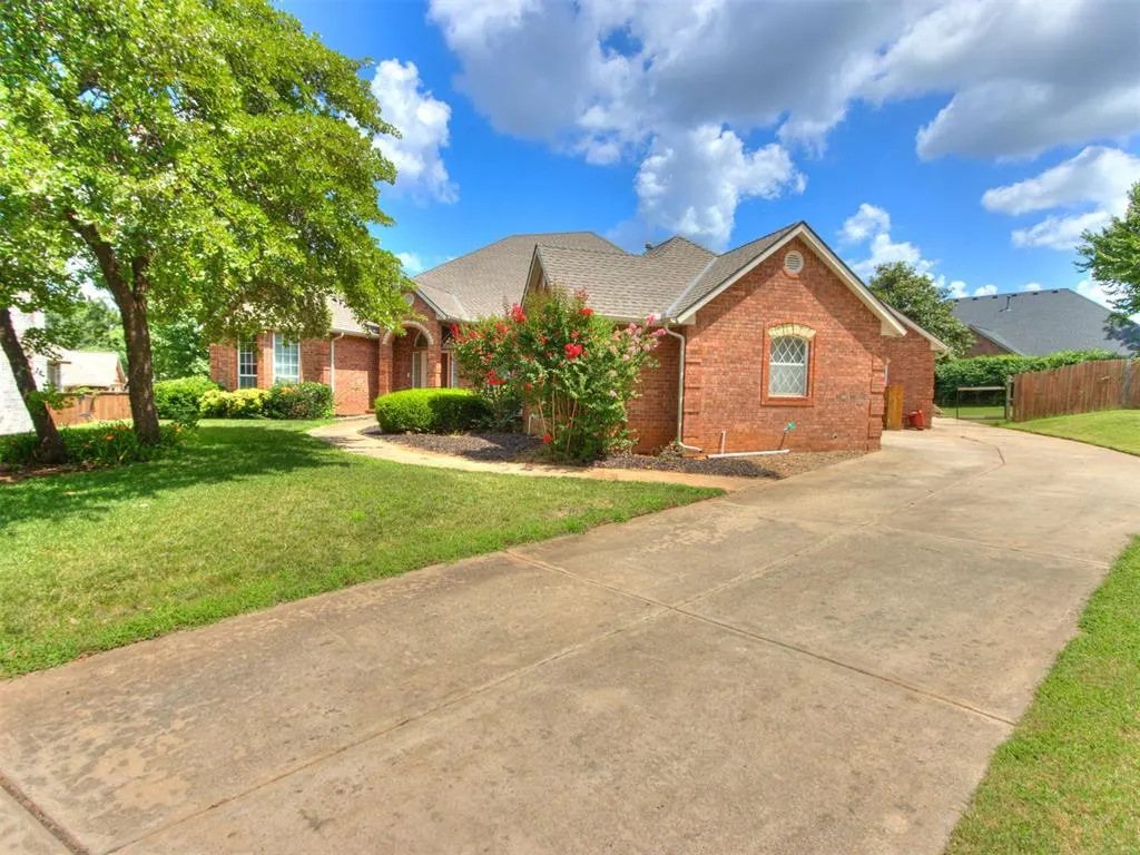 Photo 3 — 712 Fox Bend Trail, Edmond, OK 73034