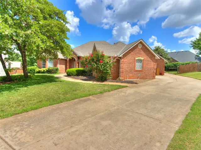 Photo 3 — 712 Fox Bend Trail, Edmond, OK 73034