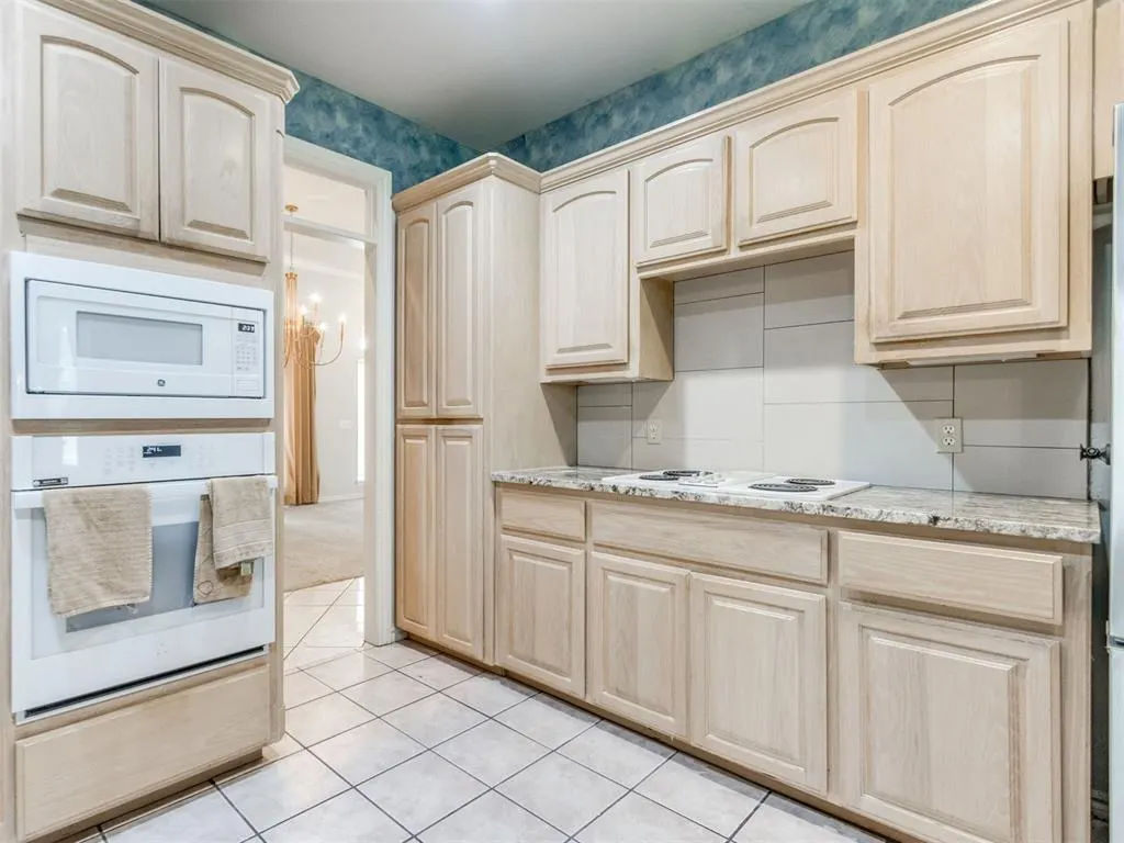 Photo 10 — 712 Fox Bend Trail, Edmond, OK 73034
