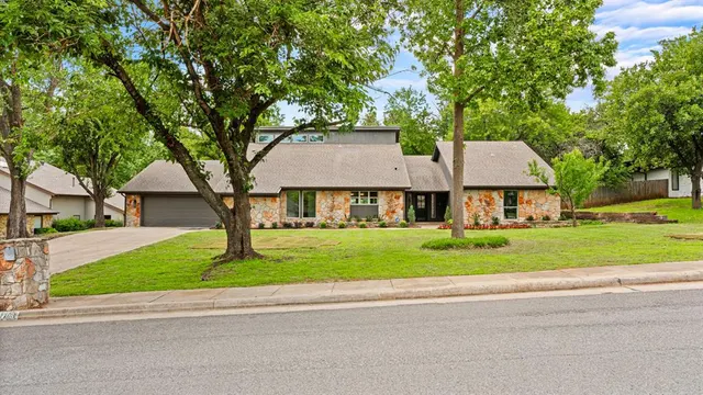 Photo 2 — 1708 Bunting Lane, Edmond, OK 73034