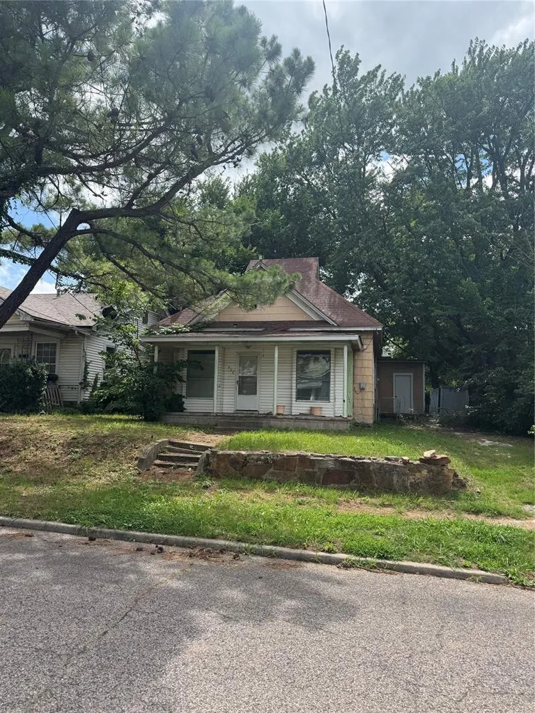 Front exterior — 636 N Bell, Shawnee, OK 74801