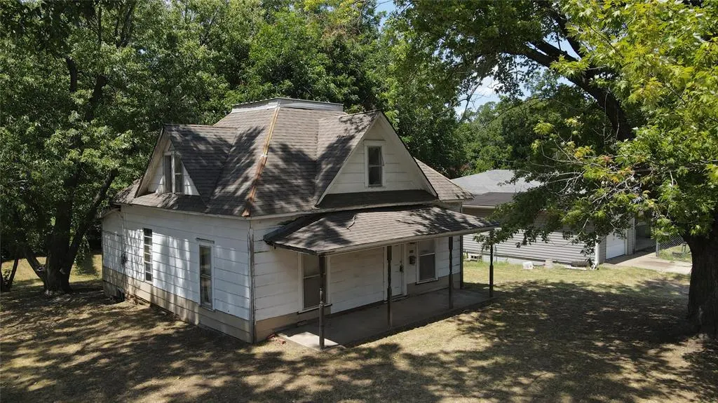 Front exterior — 324 N Cleveland Avenue, Shawnee, OK 74801
