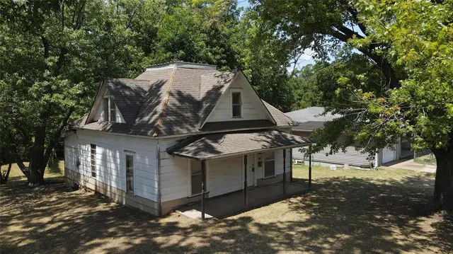Front exterior — 324 N Cleveland Avenue, Shawnee, OK 74801