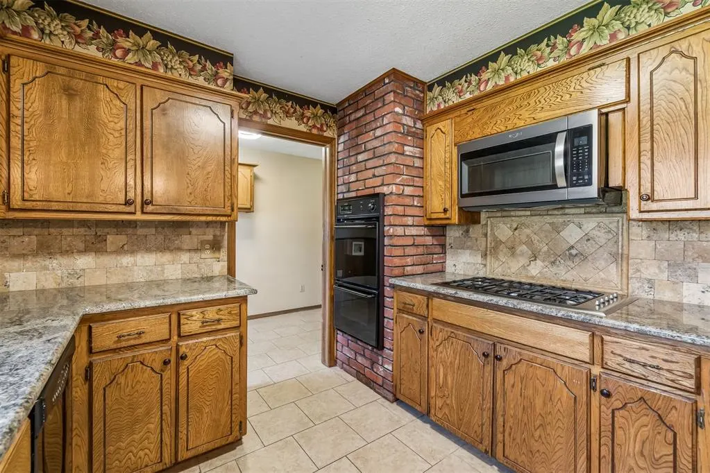 Photo 11 — 2909 Short Drive, Edmond, OK 73034