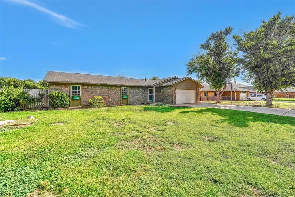 Photo 2 — 224 Quail Run N, Altus, OK 73521