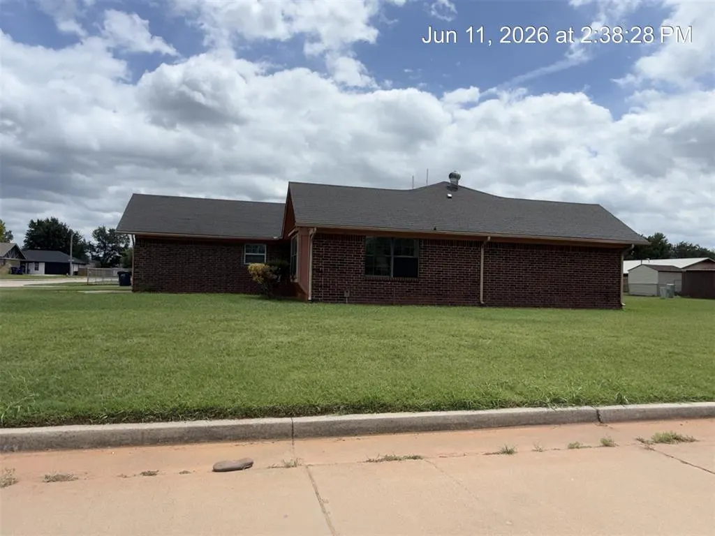 Photo 2 — 202 Redbud Drive, Anadarko, OK 73005