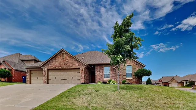Photo 2 — 725 Dusty Trail, Yukon, OK 73099