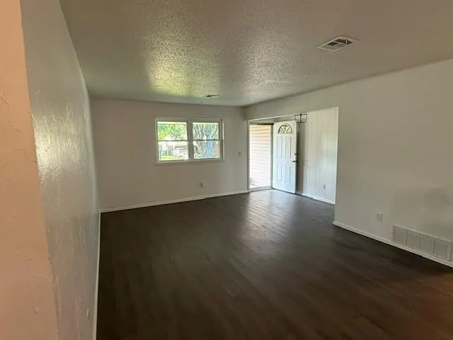 Photo 8 — 204 E Bass Avenue, Yukon, OK 73099