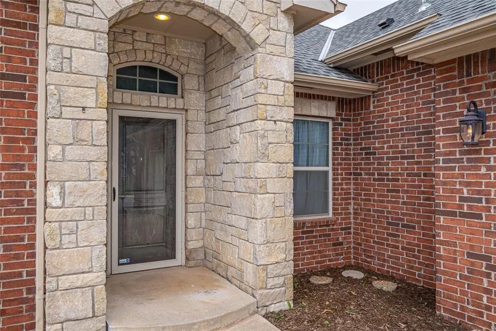 Photo 2 — 10337 Hawthorn Drive, Oklahoma City, OK 73120