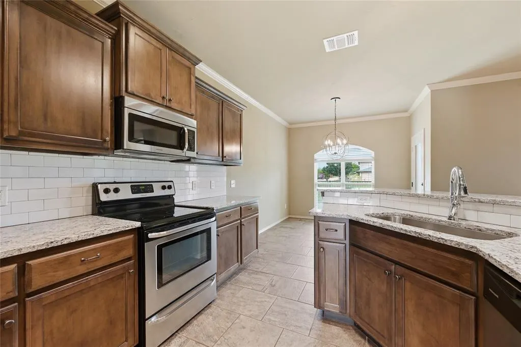 Photo 12 — 10337 Hawthorn Drive, Oklahoma City, OK 73120