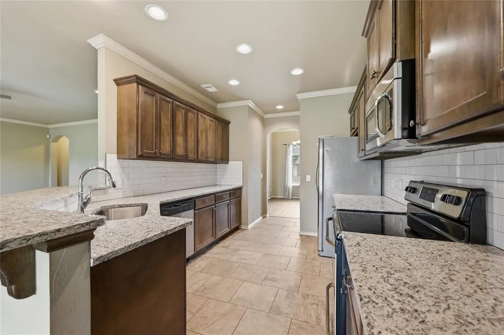 Photo 13 — 10337 Hawthorn Drive, Oklahoma City, OK 73120