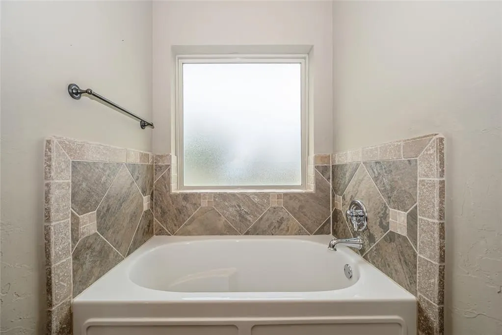 Photo 21 — 10337 Hawthorn Drive, Oklahoma City, OK 73120